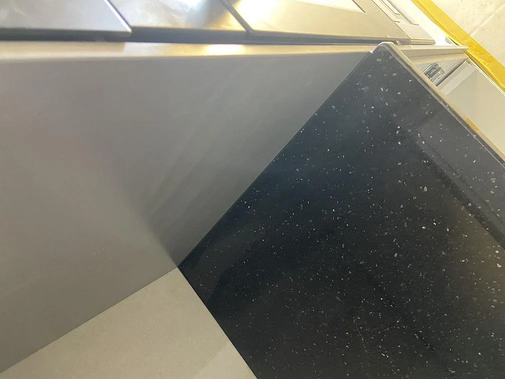 Polerad kant och hörn på Star Gate granitbänkskiva med kvartsglitter i ett kök i Johannishus.