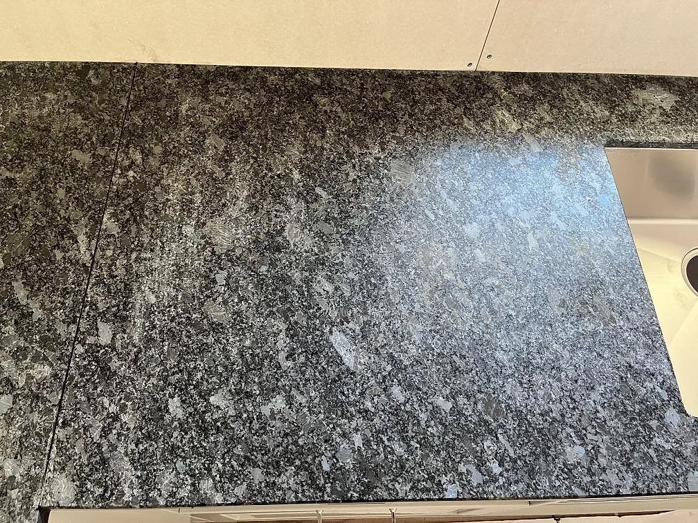 Matt Steel Grey granitbänkskiva sedd ovanifrån med jämn grå kristallbild i ett kök i Frillesås.