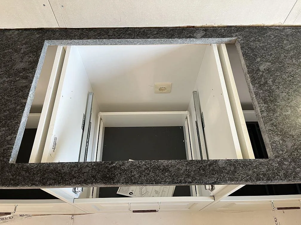 Urtag i Steel Grey granitbänkskiva ovanför öppen köksstomme under montering i ett kök i Frillesås.