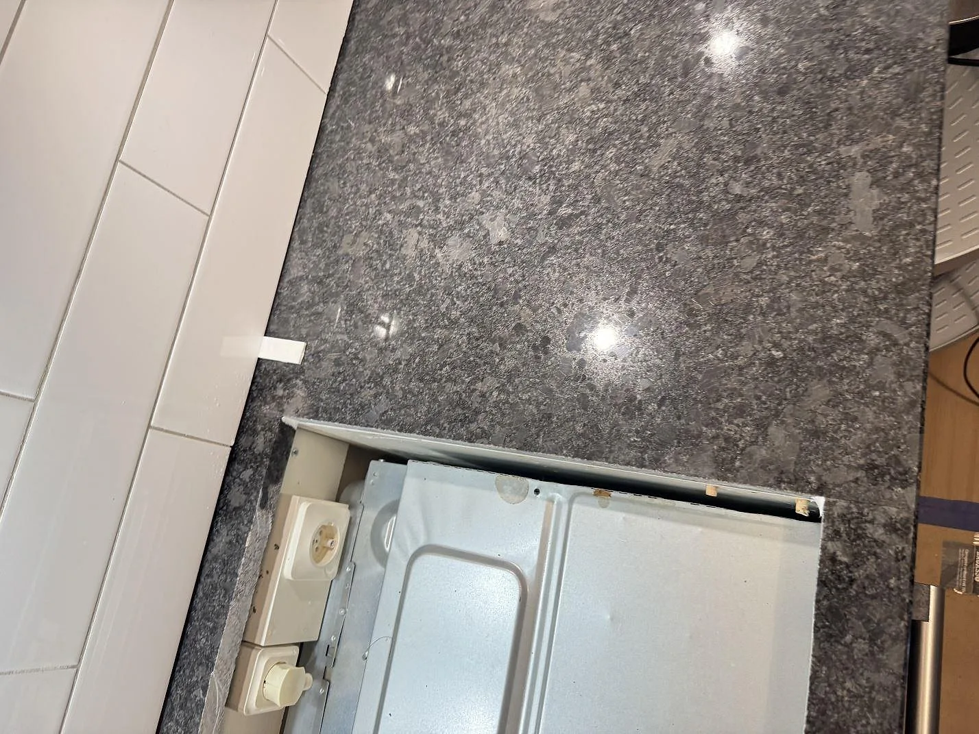 Blank grå Steel Grey granit med hällöppning och synlig stenyta i ett kök i Glommen.