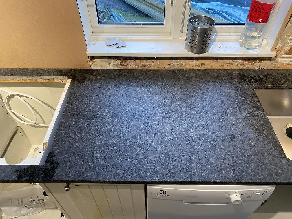 Steel Grey granitbänkskiva i ett kök i Hindås, sedd ovanifrån under montering.