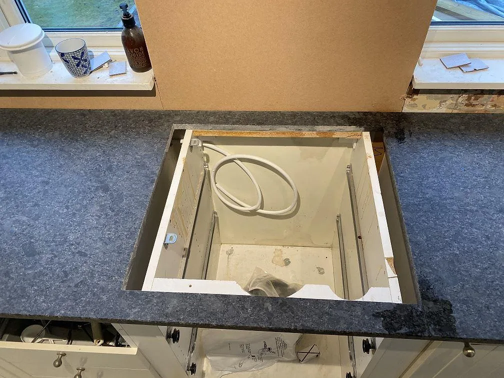 Installerad Steel Grey granitbänkskiva med urtag i ett kök under montering i Hindås.