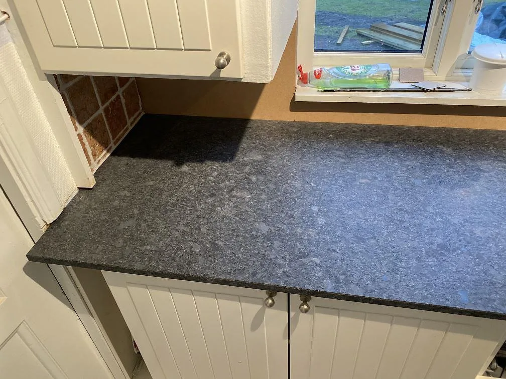 Matt Steel Grey granitbänkskiva under fönstret i ett kök i Hindås, fotograferad under montering.