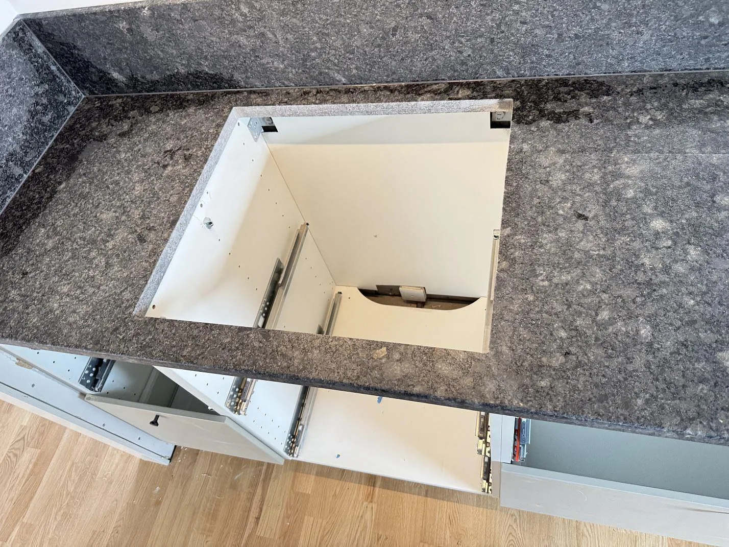 Detalj av hällurtag i en lädermatt Steel Grey granitbänkskiva med stänkkant i Bjärred.