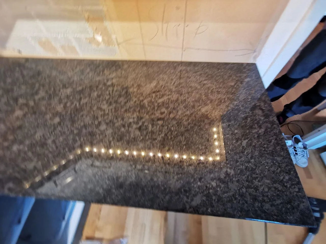 Ovanvy av den installerade Steel Grey-granitbänkskivan med polerad yta i ett kök i Lindome.