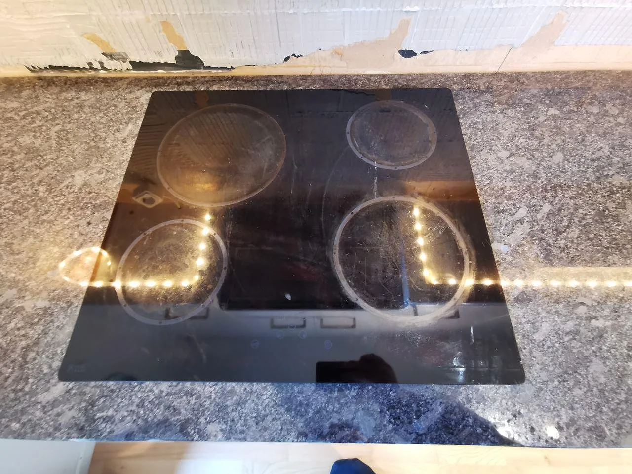 Spishäll monterad ovanpå den polerade Steel Grey-granitbänkskivan i ett kök i Lindome.