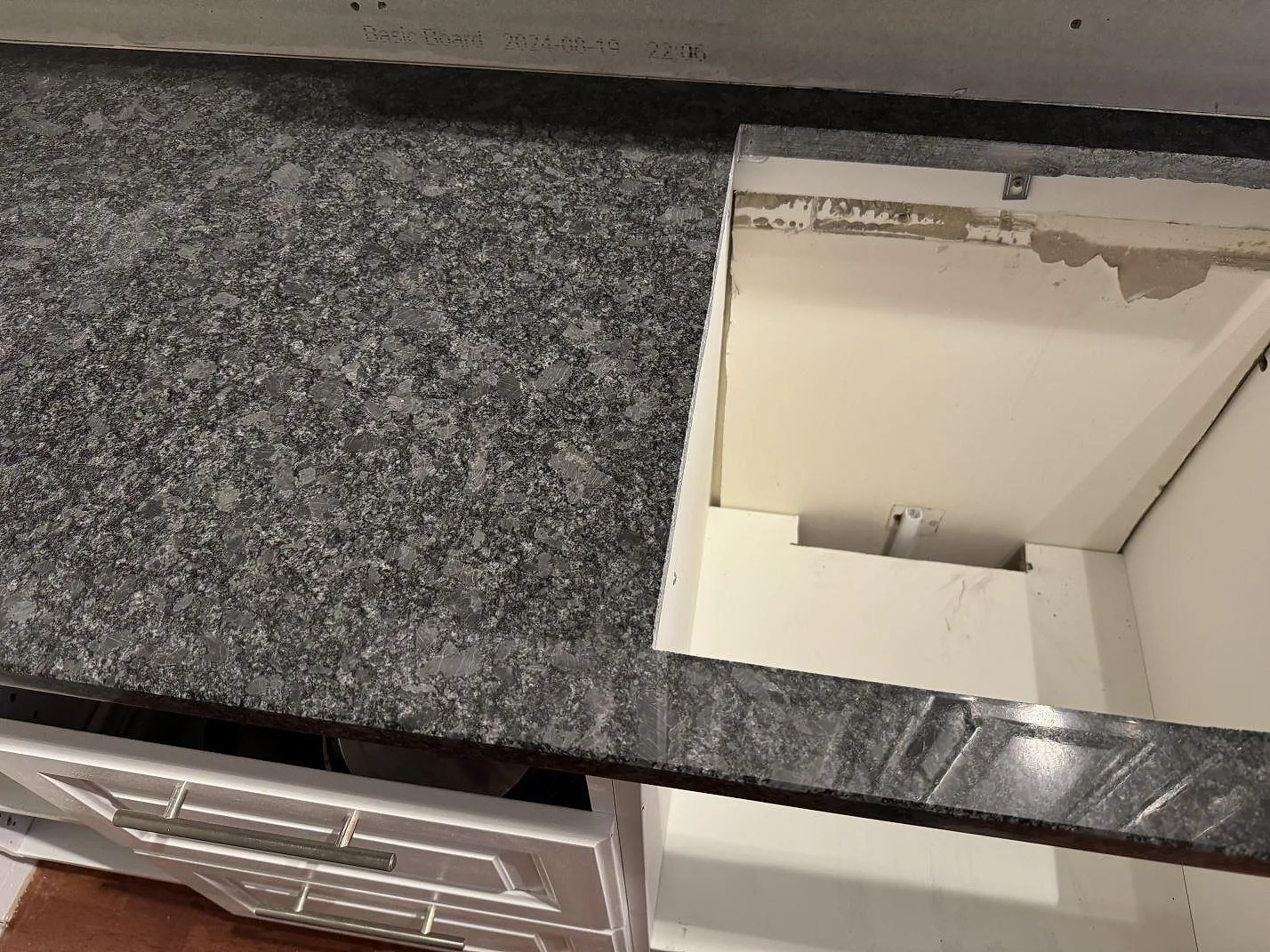 Närbild av polerad Steel Grey granit och bearbetad öppning i köksbänkskiva med synlig stenådring i Lund.