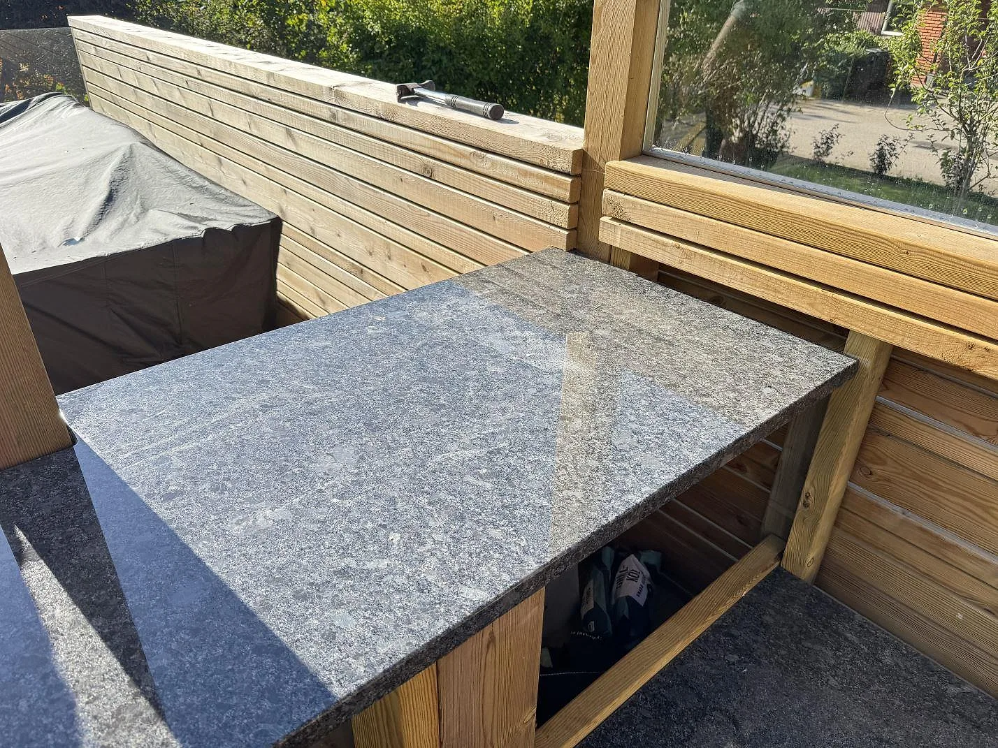 Blank arbetsyta i Steel Grey granit monterad på trästommar vid fönsterparti i Ramlösa.