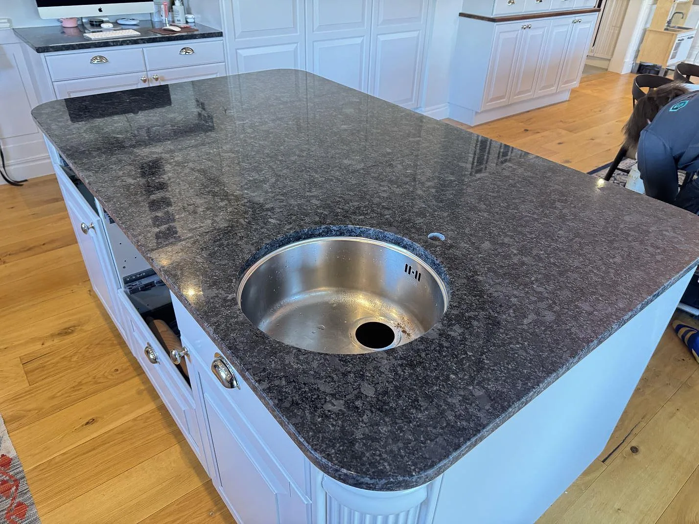 Köksö i polerad Steel Grey granit i Växjö med rund diskho, rundad hörnradie och tydlig mörkgrå struktur.