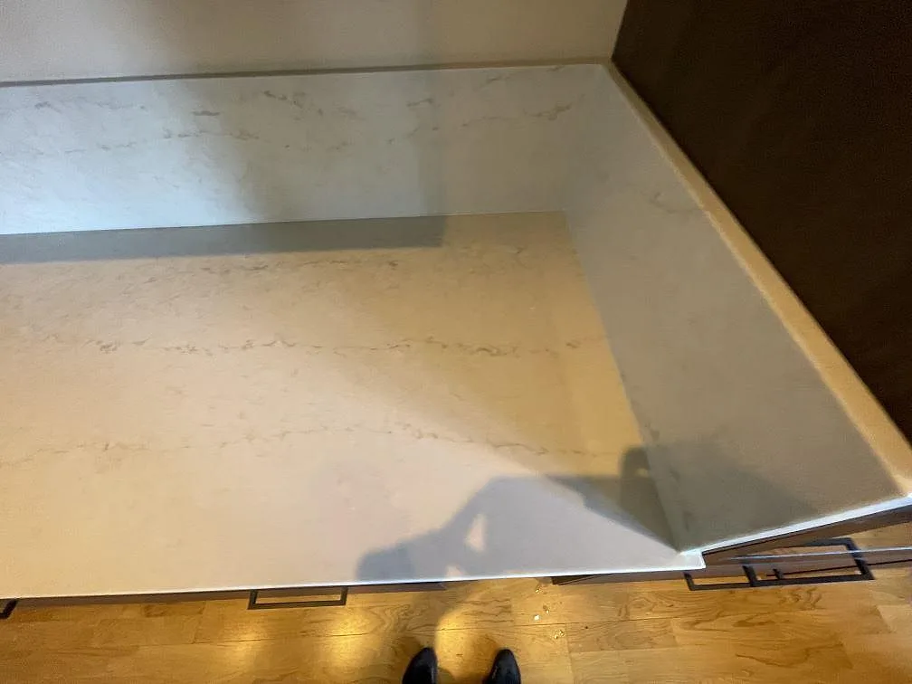 Närbild på polerad Taj Mahal Gold med diskret ådring och blank yta i ett kök i Täby.