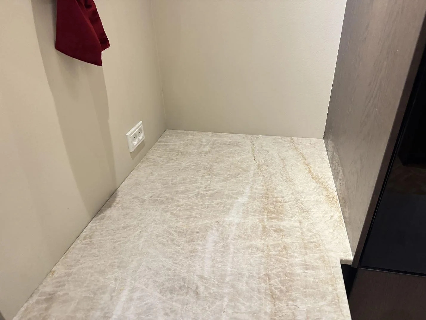 Närbild på polerad Taj Mahal kvartsit med varm beige ton och gråbrun ådring i ett kök i Roskilde.