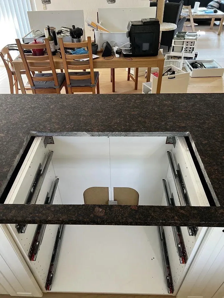 Detalj av stort urtag i matt Tan Brown granit på köksön, fotograferat under montering i ett kök i Helsinge.