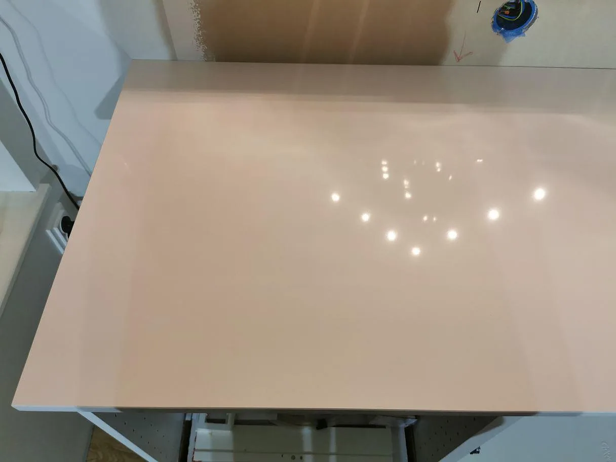 Närbild på den blanka ytan på en polerad köksbänkskiva i Technistone Crystal Absolute White i Båstad.
