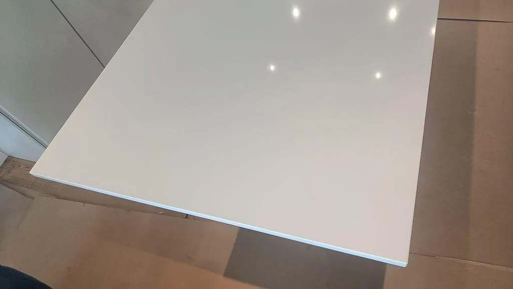Närbild av polerad vit Technistone Crystal Absolute White som köksö med rak 20 mm kant i Glumslöv.
