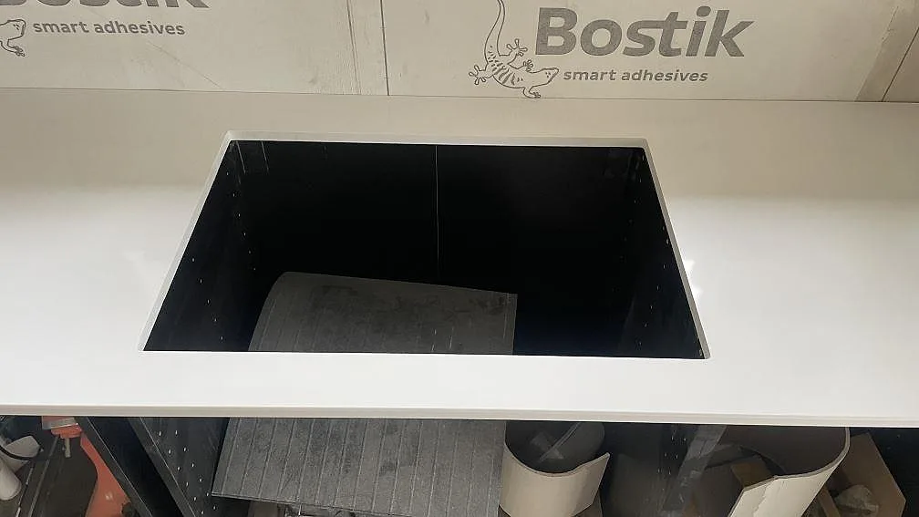 Detaljbild av hällöppning i polerad vit kompositbänkskiva, Technistone Crystal Absolute White i Härryda.