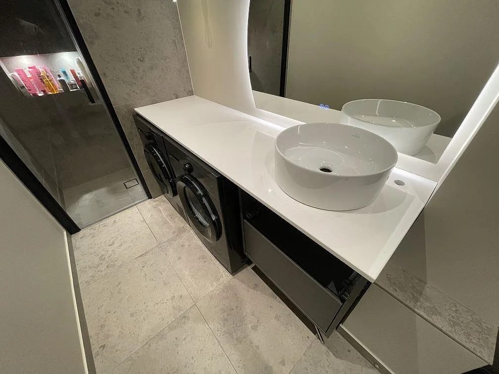 Badrumsbänkskiva i vit Technistone Crystal Absolute White, polerad komposit, med fristående tvättställ och spegel i Huddinge.