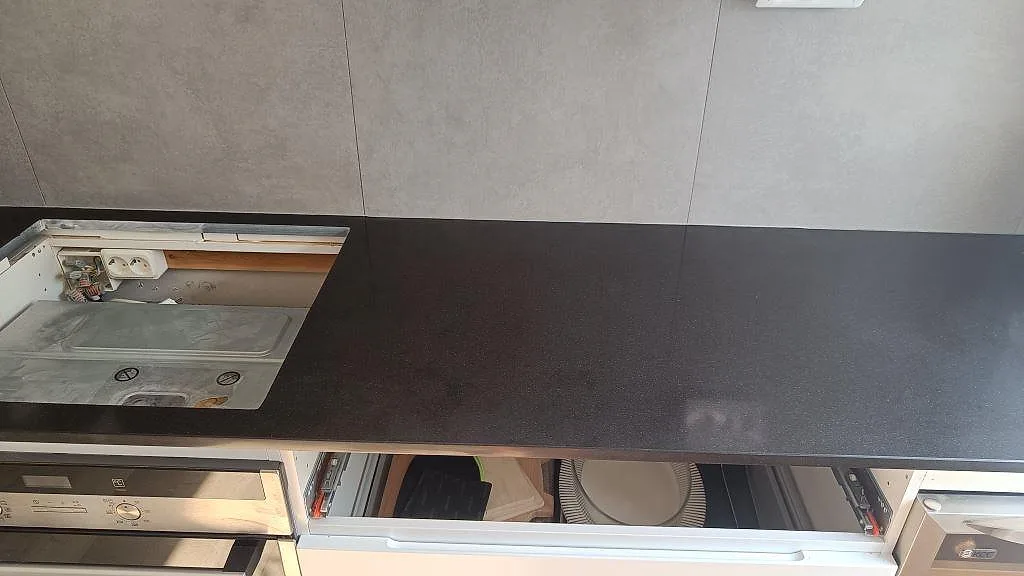 Rak köksbänkskiva i svart Technistone Gobi Black med hällurtag över ugn och polerad yta i Göteborg.