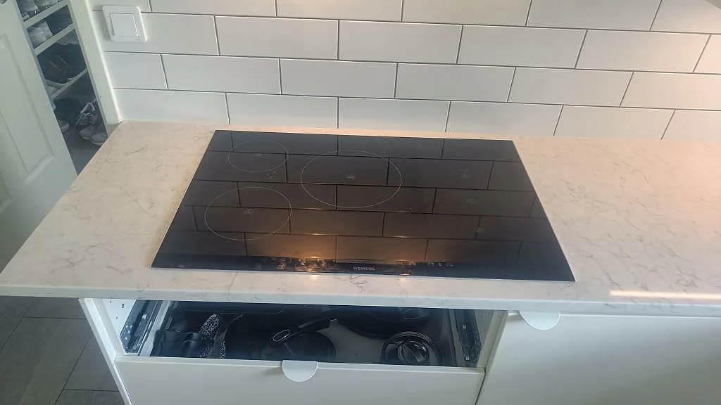 Hällzon med polerad Technistone Mystery White i kvartskomposit och vitt rektangulärt kakel i Bunkeflostrand.