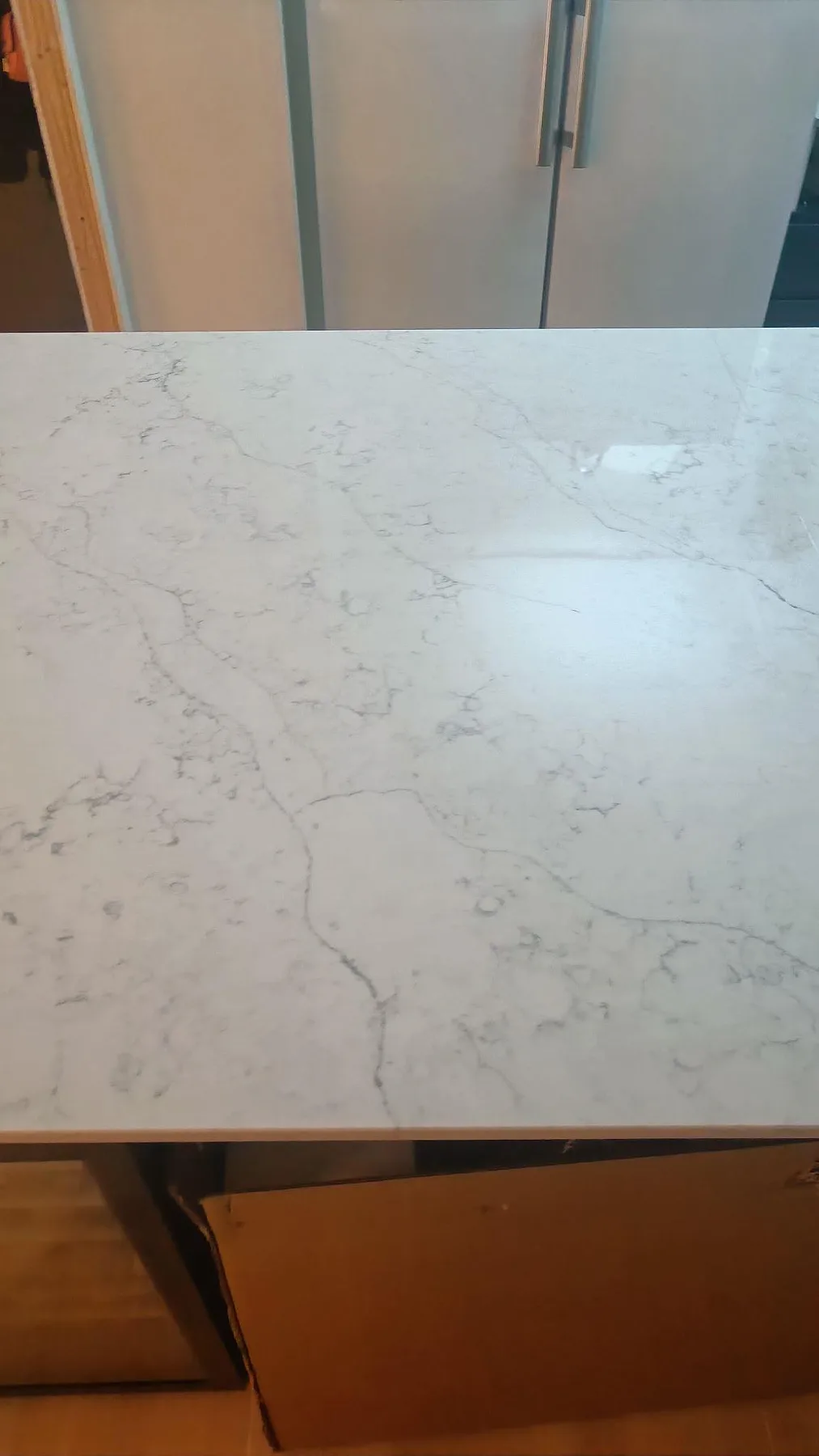 Topvy över den polerade Technistone Mystery White bänkskivan med marmorerad ådring och rak kant i Göteborg.