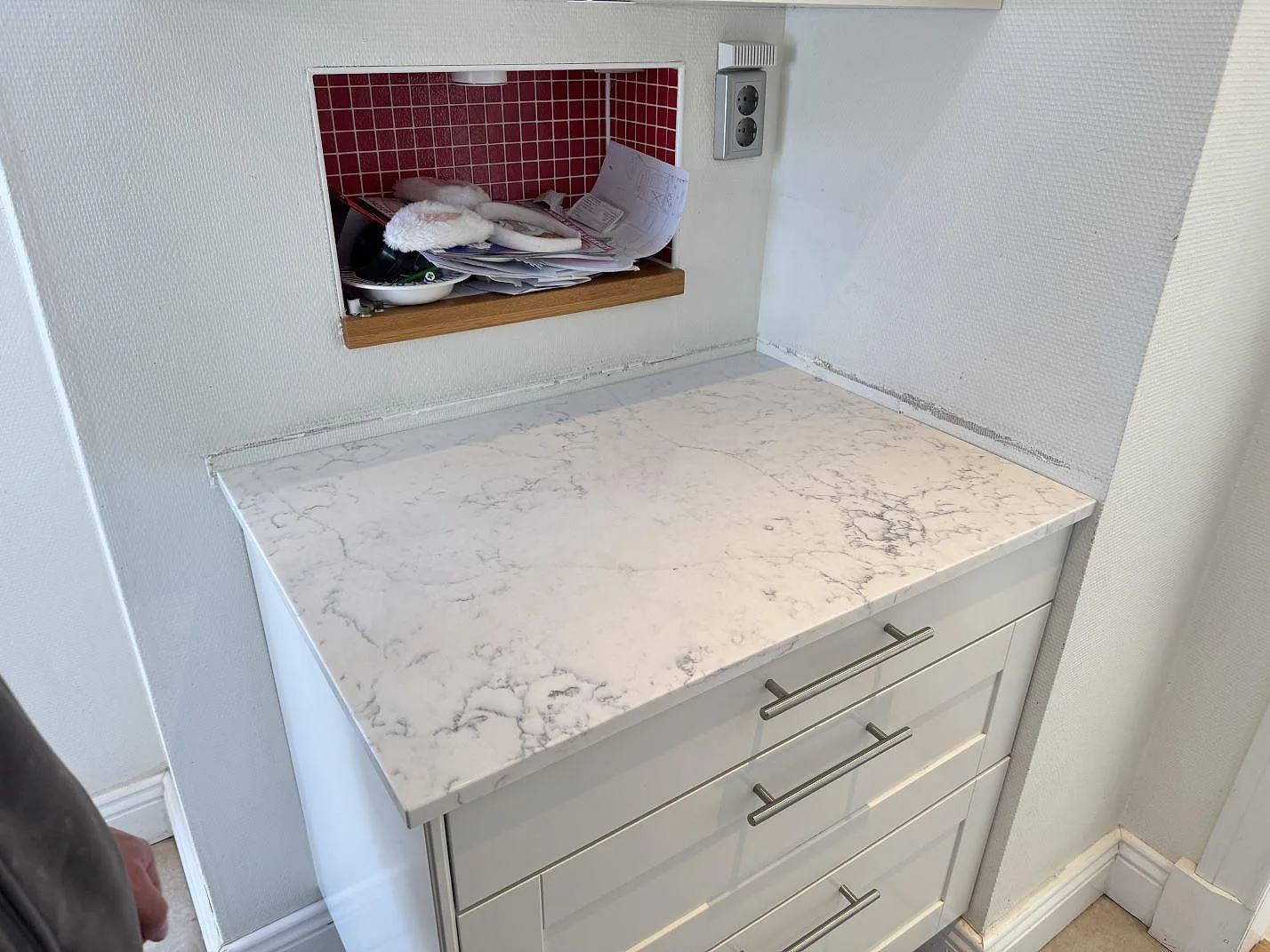 Bänkskiva i polerad Technistone Mystery White med fin grå ådring på en lägre köksdel, kök i Göteborg.