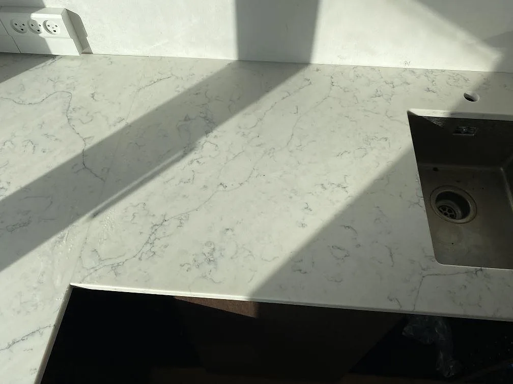 Diskzon i kök med polerad Technistone Mystery White komposit och rostfri diskho under montering i Kbh k.