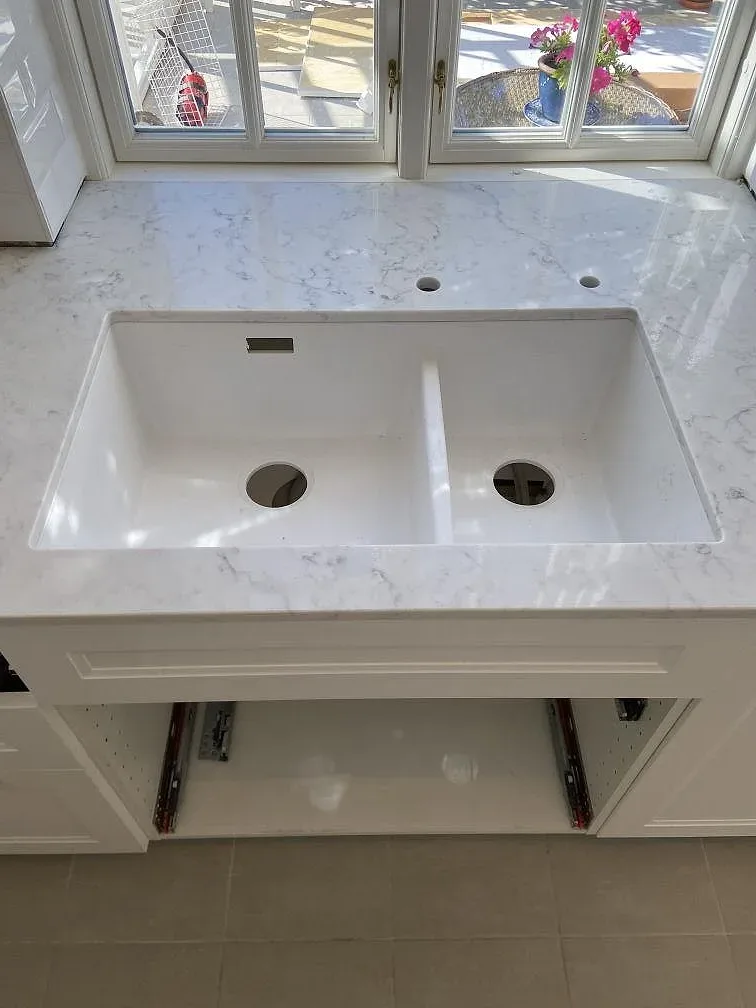 Urfräst håltagning för underlimmad dubbelho och blandare i den vita kompositbänkskivan Technistone Mystery White i Limhamn.