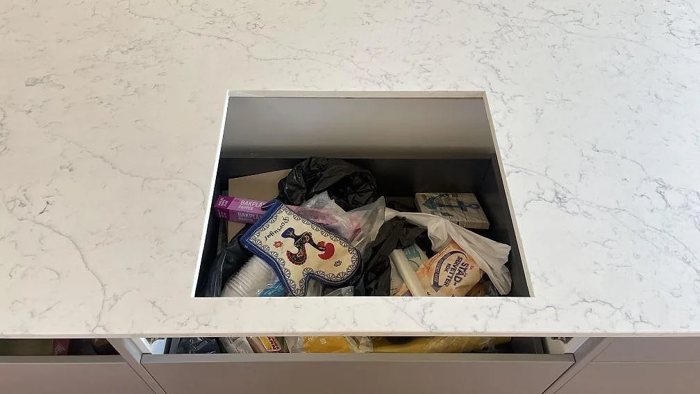 Närbild av polerad Technistone Mystery White i kvartskomposit med synlig ådring och central urtagning i ett kök i Löderup.