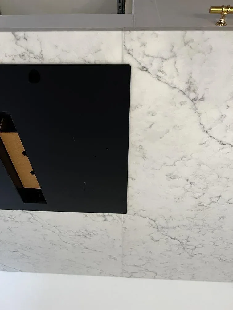 Vit marmorlik Technistone Mystery White bänkskiva och hög stänkpanel med infälld induktionshäll och mässingsblandare