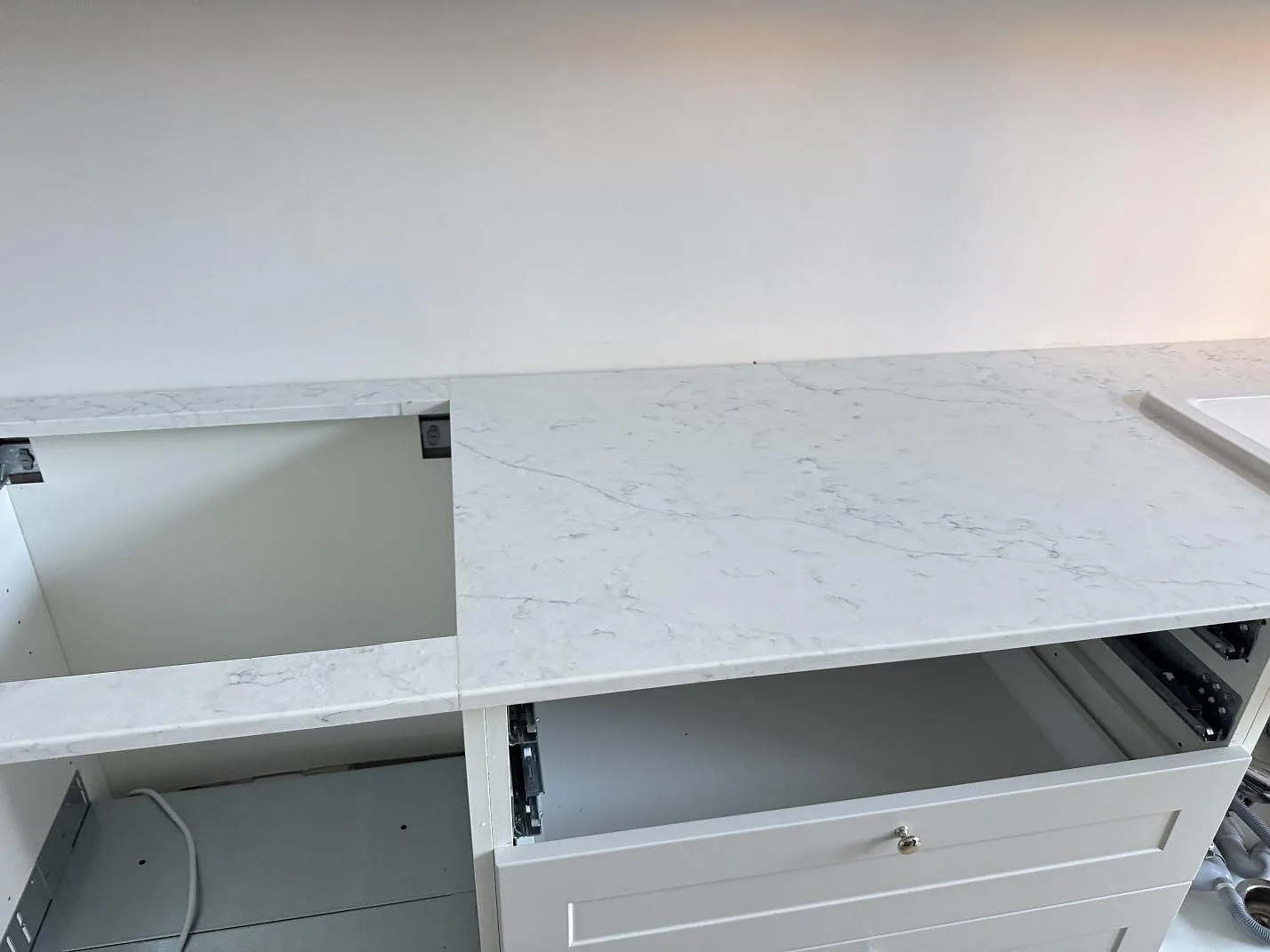Mittdel av köksbänkskiva i polerad Technistone Mystery White med förberedd öppning och rak framkant i ett kök i Malmö.