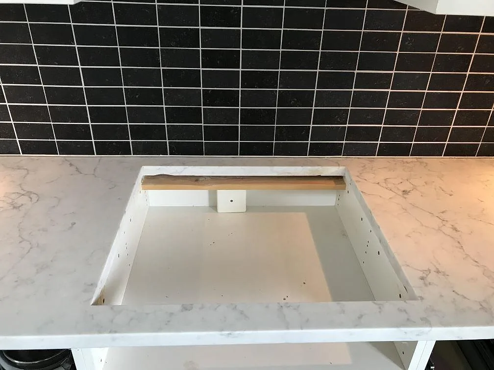 Topvy av urtag i installerad Technistone Mystery White bänkskiva under montering i ett kök i Rydebäck.