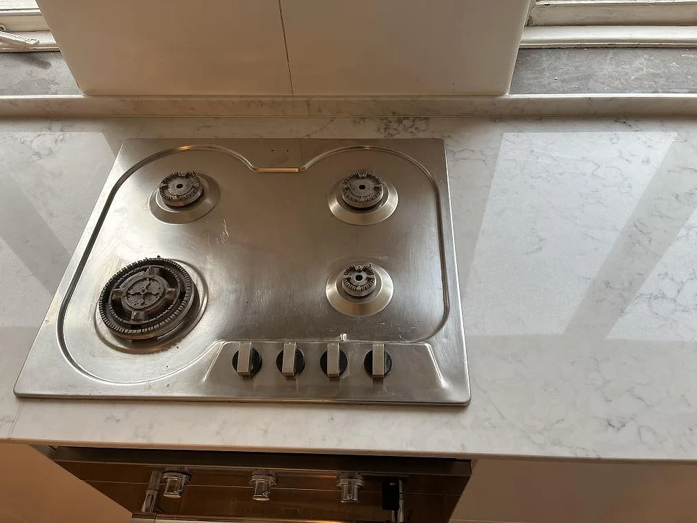 Rostfri gashäll monterad i polerad Technistone Mystery White köksbänkskiva med ljus ådring i Stockholm.