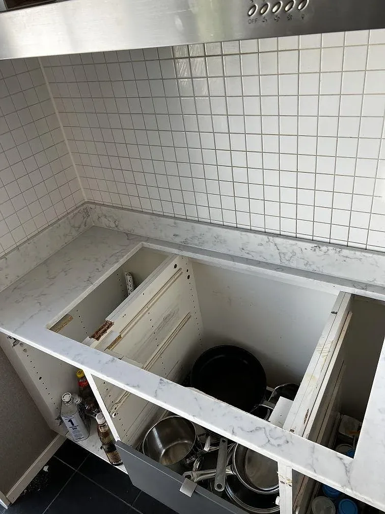 Polerad Technistone Mystery White bänkskiva med utskärning och öppna köksstommar under montering i Uddevalla.