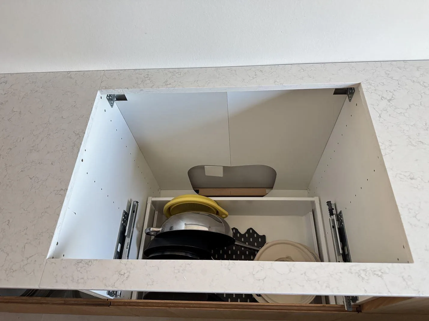 Detalj av hällöppning i 20 mm polerad Technistone Noble Arco komposit på köksstommar i Greve.