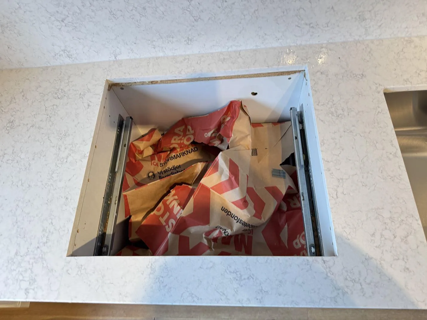Ovanvy av Technistone Noble Arco bänkskiva runt en öppen stomme under montering i ett kök i Malmö.