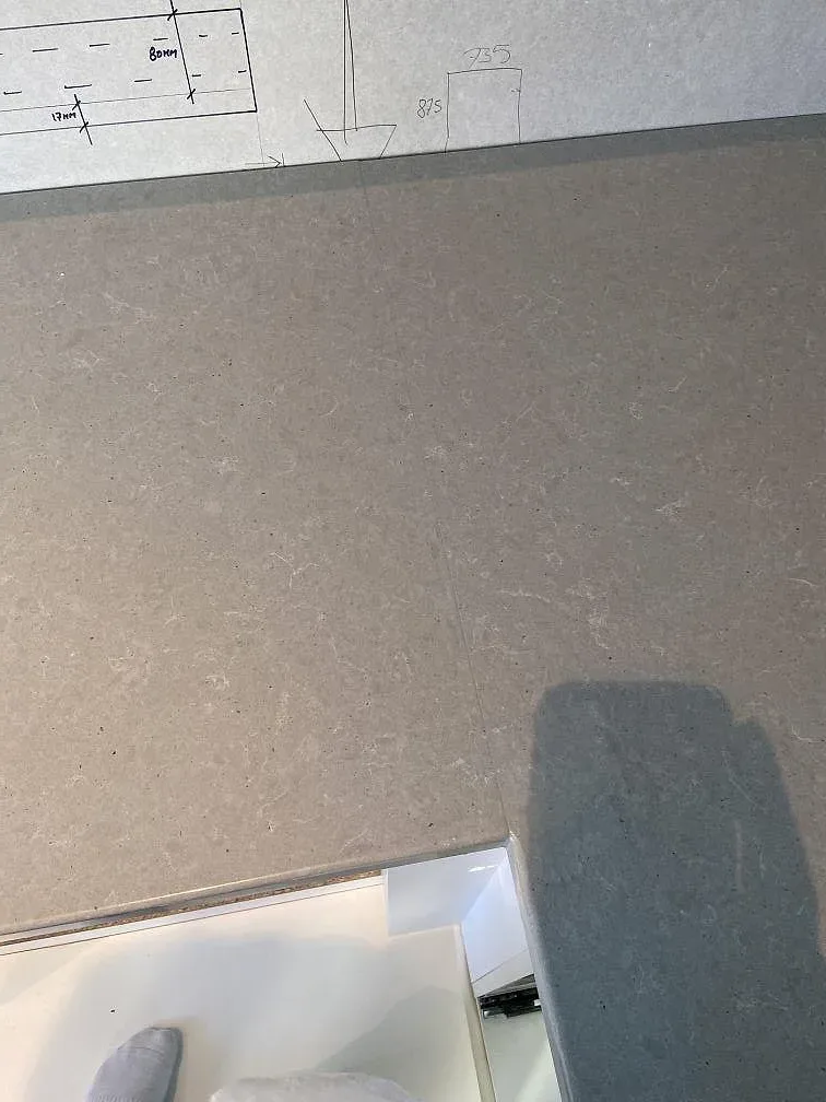 Polerad bänkskiva i Technistone Noble Concrete Grey sedd ovanifrån, betongtonad grå komposit i ett kök i Åkarp.