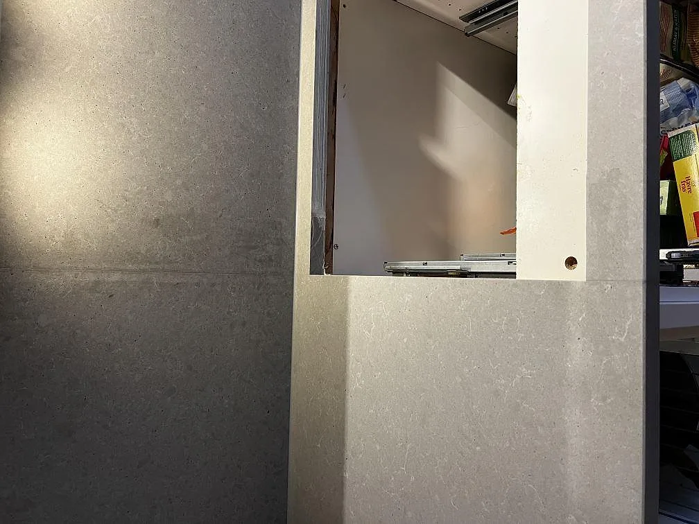 Hög stänkskärm i matt Technistone Noble Concrete Grey med spräcklig grå melering, kök i Göteborg.