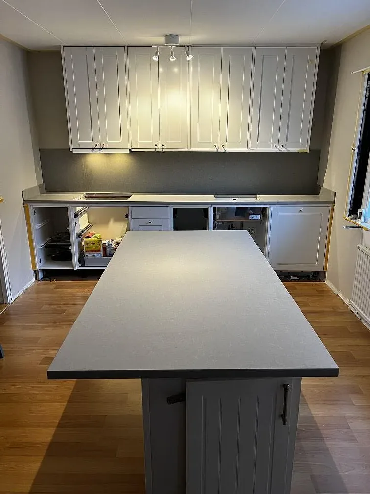 Matt grå Technistone Noble Concrete Grey bänkskiva på mörkgrå köksstommar med synlig gavel, kök i Göteborg.