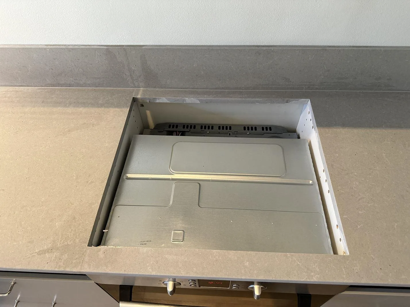 Hällöppning i matt Technistone Noble Concrete Grey med 12 mm stänkskydd bakom köksbänken i Göteborg.