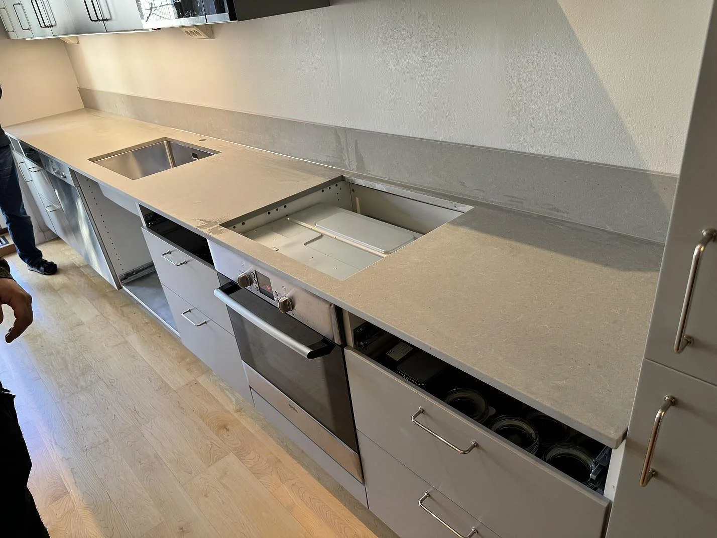 Köksbänkskiva i matt Technistone Noble Concrete Grey med stänkskydd, diskho och hällöppning under montering i Göteborg.