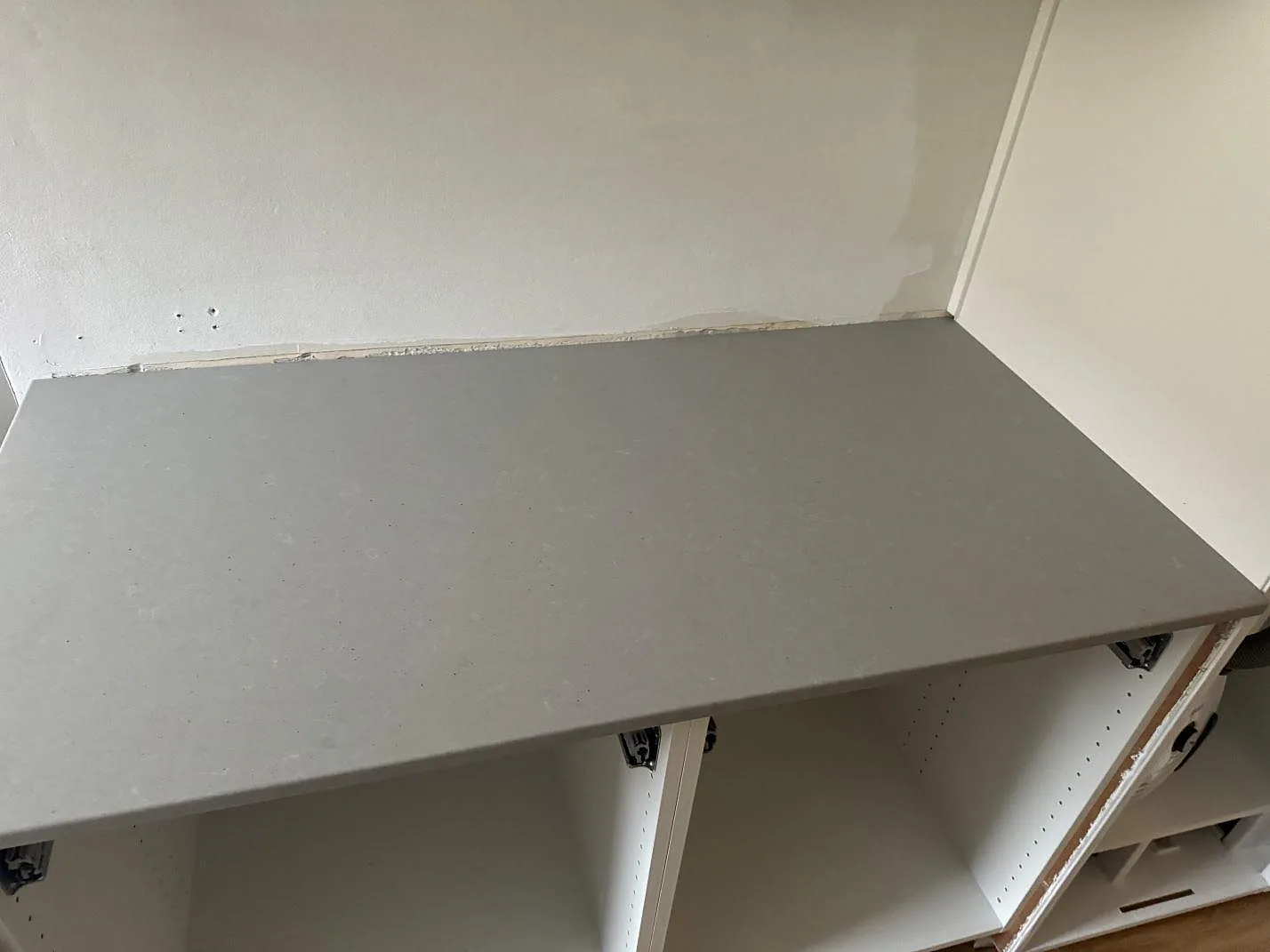 Närbild på matt grå kompositskiva i Technistone Noble Concrete Grey med öppen köksstomme i Göteborg.