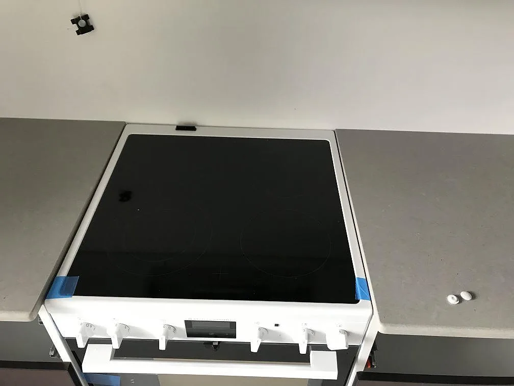 Den polerade grå Technistone Noble Concrete Grey-bänkskivan i komposit över köksstommar i ett kök i Kågeröd.