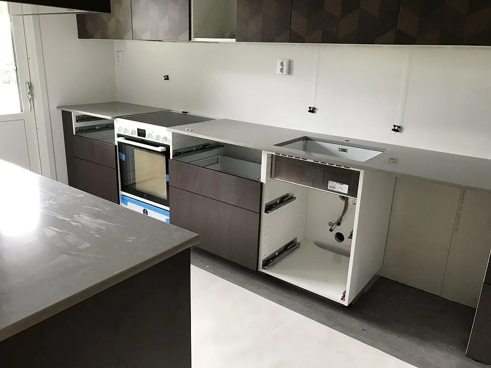 Infräst avrinningsräffla bredvid den underlimmade diskhon i Technistone Noble Concrete Grey-bänkskivan i ett kök i Kågeröd.