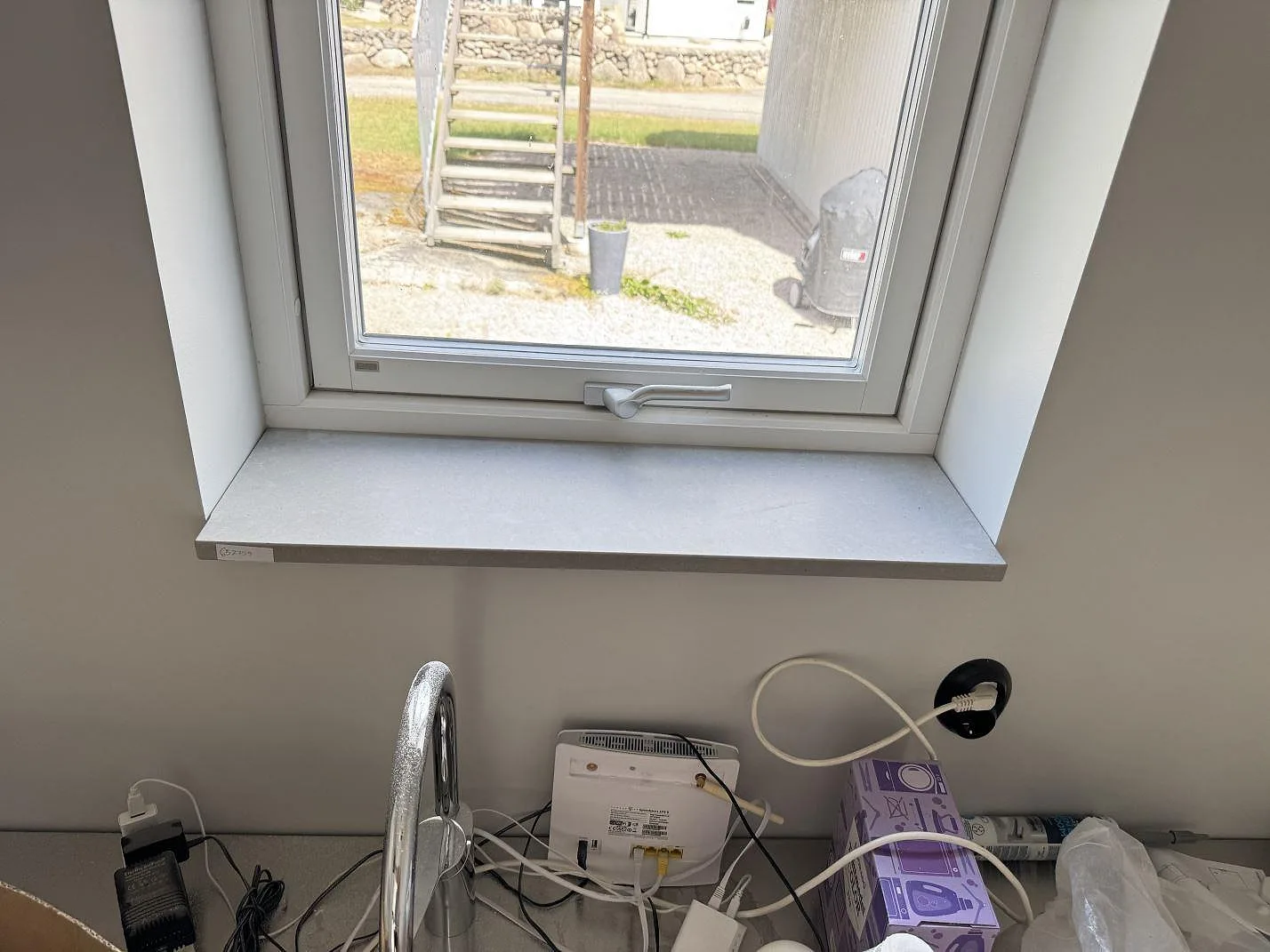 Fönsterbänk och köksbänk i matt Technistone Noble Concrete Grey under montering i ett kök i Listerby.