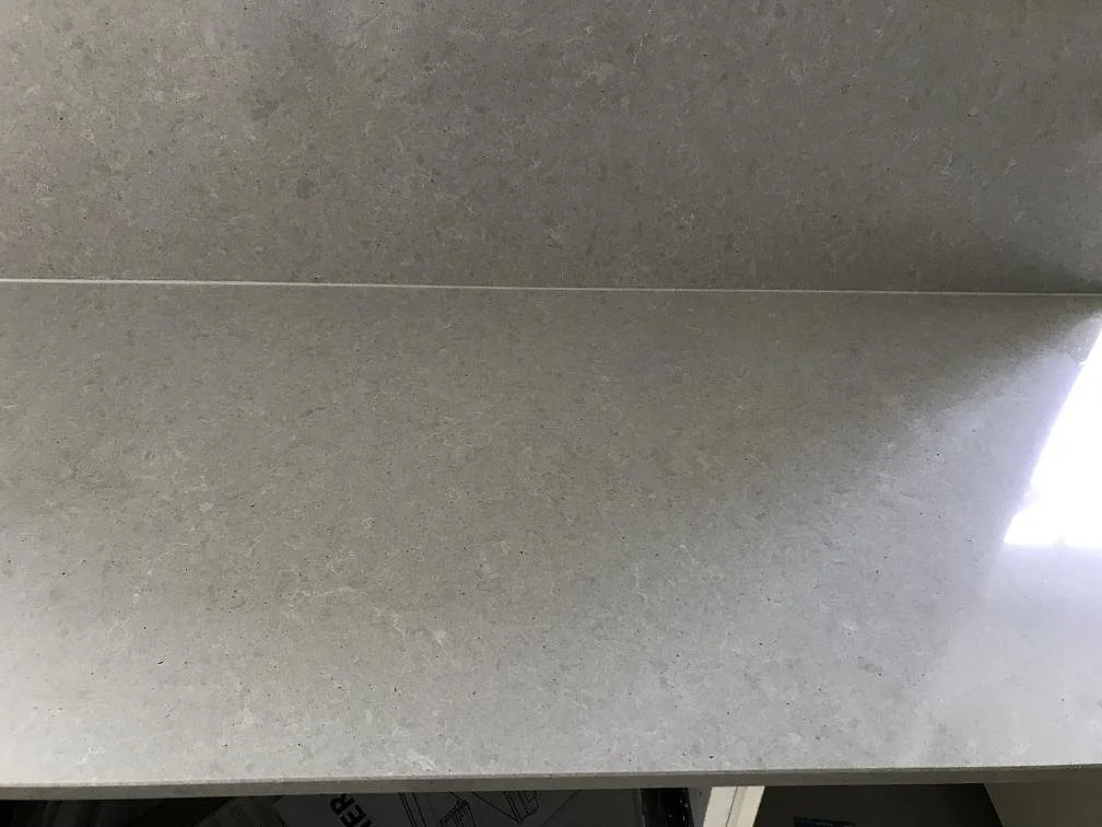 Bänkskiva i polerad Technistone Noble Concrete Grey ovanifrån med synlig fog och betonggrå ytstruktur i ett kök i Löberöd.