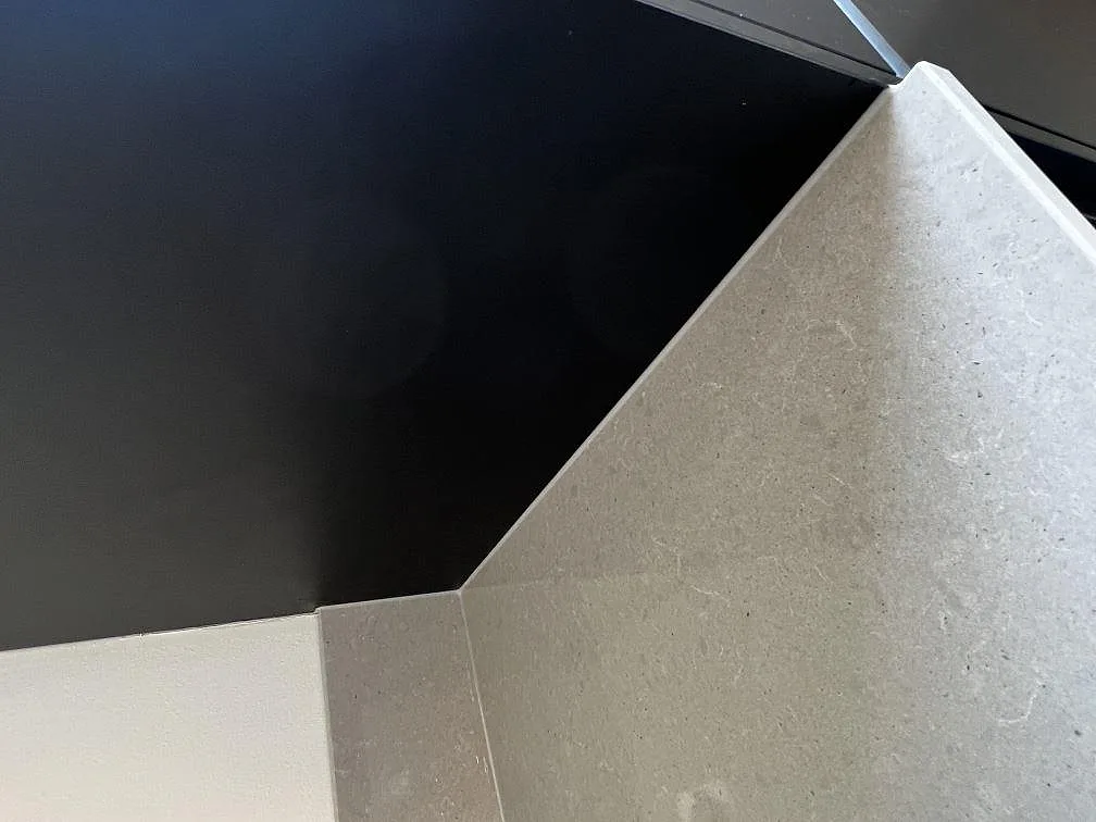 Närbild på kanten och den gråa ådringen i polerad Technistone Noble Concrete Grey bänkskiva i Lund.