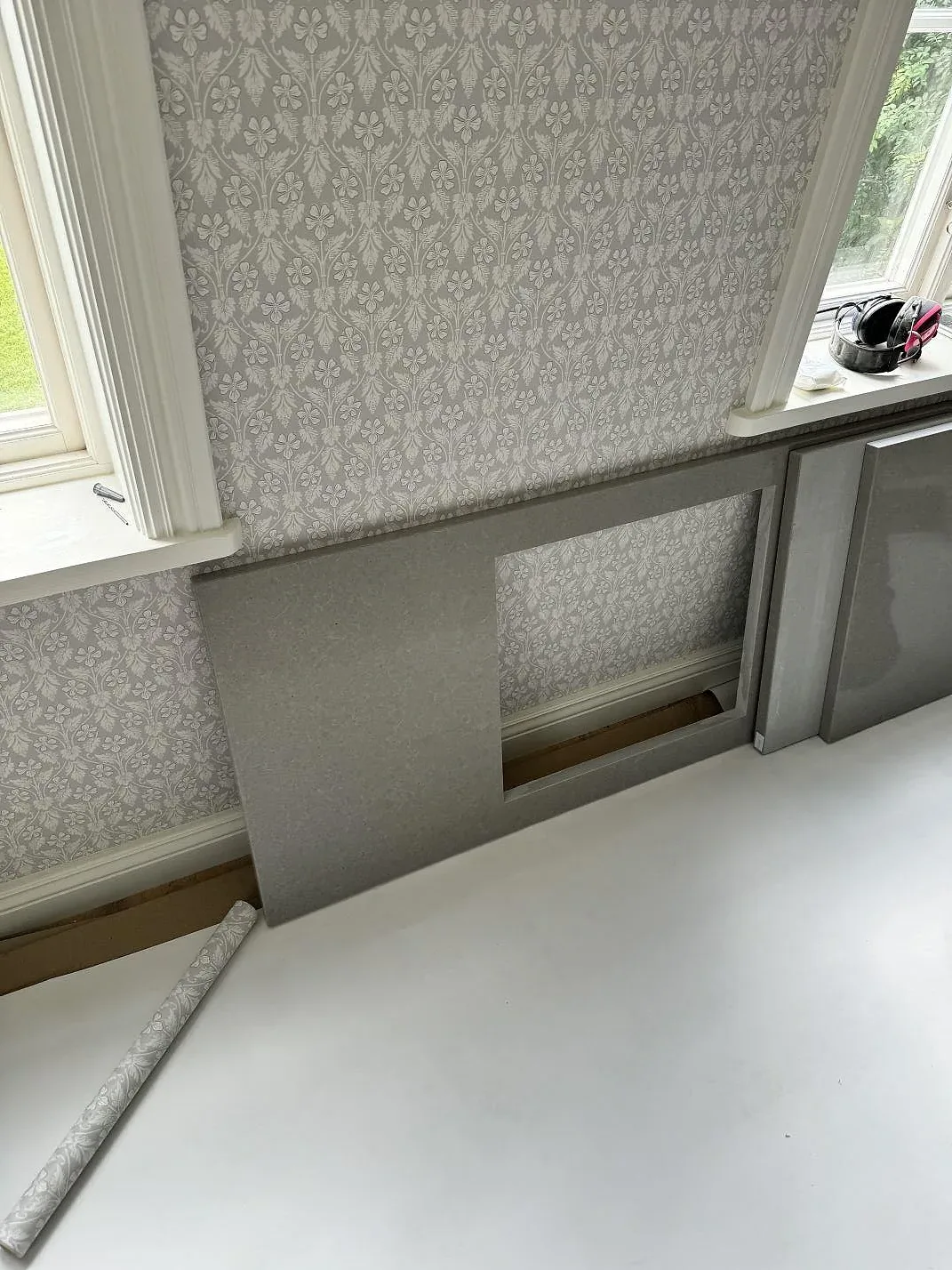 Köksbänkskiva i Technistone Noble Concrete Grey, polerad 30 mm komposit, monterad längs vägg under fönster i Målilla.