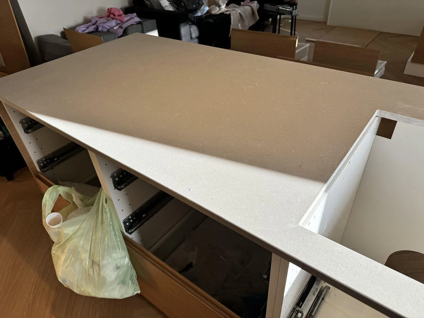 Närbild av matt Technistone Noble Concrete Grey köksbänkskiva i grå komposit med stor utskärning och öppna stommar i Mölndal.