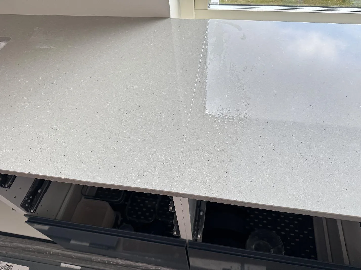 Detalj av skarv och blank yta på köksbänkskiva i Technistone Noble Concrete Grey i Svalöv.