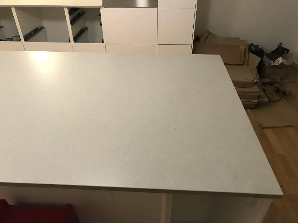 Köksö i grå Technistone Noble Concrete Grey sedd ovanifrån i ett kök i Svedala.