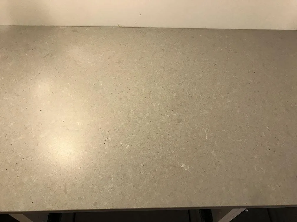 Närbild på den matta grå ytan hos Technistone Noble Concrete Grey köksbänkskiva i Svedala.